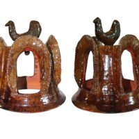 Так на Чернігівщині виглядає: а) посуд,  б) підсвічник, в) елемент декору