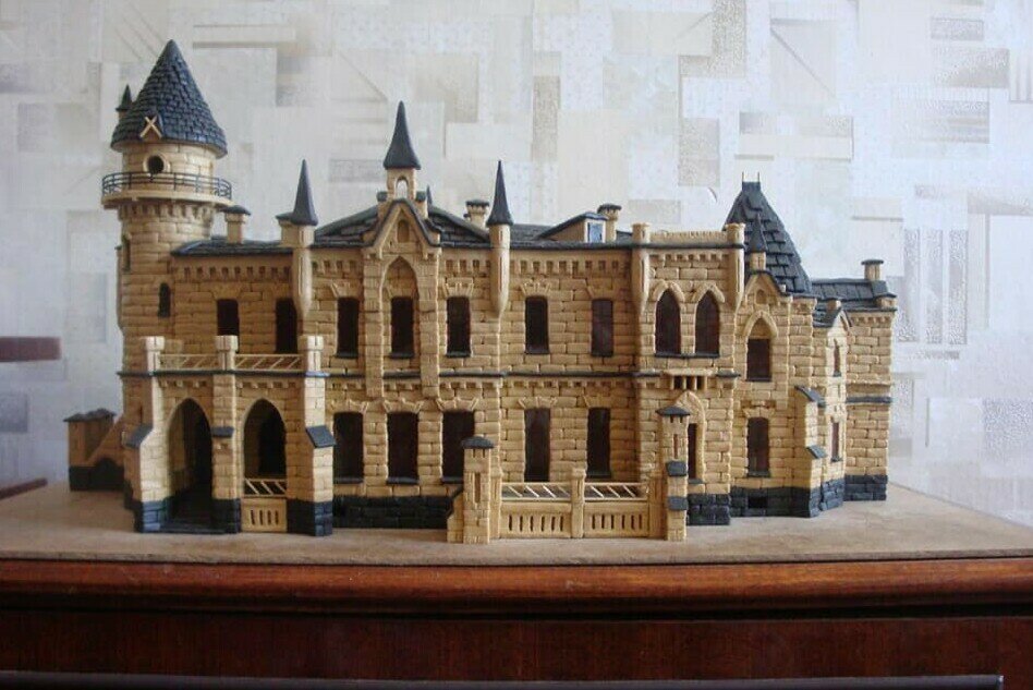 Чернігівець з пластиліну та оргскла створив міні-копію відомої в Чернігові будівлі