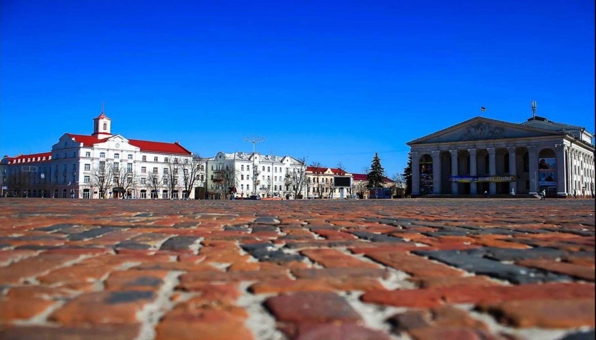 Красна площа у Чернігові є єдиною в Україні площею, покритою старою клінкерною цеглою.